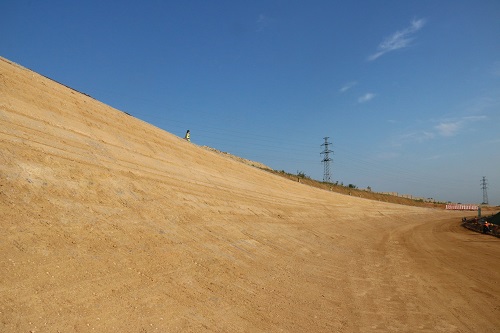 山東中亞輪胎試驗場高速跑道南側曲線段刷坡全部完成 (2).jpg