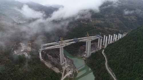 貴州沿印松五分部水巴巖大橋雙幅提前合龍1.jpg